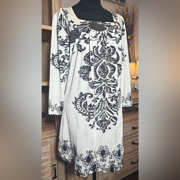 ADORE, Black and White Mod Artsy Damask Shift Mini Dress, Size Medium - Picture 8 of 14